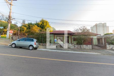 Casa à venda com 250m², 3 quartos e 1 vaga Casa à venda com 250m², 3 quartos e 1 vagaFachada