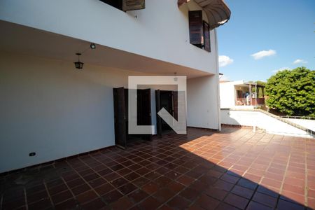 Casa à venda com 330m², 4 quartos e 4 vagas Casa à venda com 330m², 4 quartos e 4 vagasVaranda
