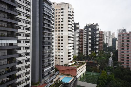 Apartamento à venda com 220m², 3 quartos e 5 vagas Apartamento à venda com 220m², 3 quartos e 5 vagasVista da suíte 2