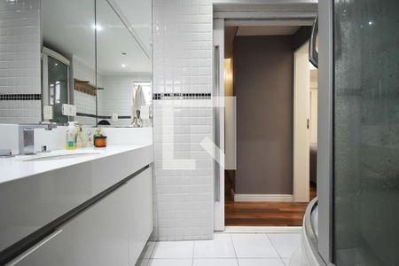 Apartamento à venda com 220m², 3 quartos e 5 vagas Apartamento à venda com 220m², 3 quartos e 5 vagasBanheiro suíte 3