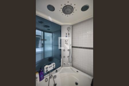 Apartamento à venda com 220m², 3 quartos e 5 vagas Apartamento à venda com 220m², 3 quartos e 5 vagasBanheiro suíte 3