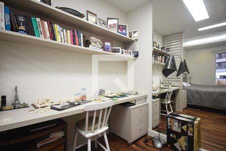 Apartamento à venda com 220m², 3 quartos e 5 vagas Apartamento à venda com 220m², 3 quartos e 5 vagasSuíte 3