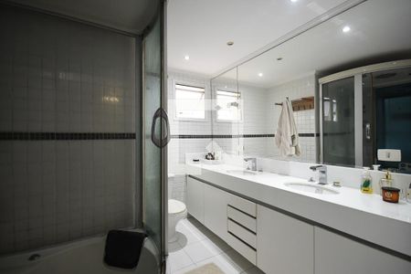 Apartamento à venda com 220m², 3 quartos e 5 vagas Apartamento à venda com 220m², 3 quartos e 5 vagasBanheiro suíte 3