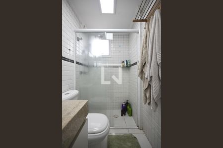 Apartamento à venda com 220m², 3 quartos e 5 vagas Apartamento à venda com 220m², 3 quartos e 5 vagasBanheiro suíte 1