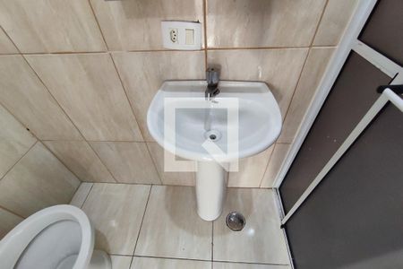 Banheiro de casa de condomínio para alugar com 1 quarto, 25m² em Vila Granada, São Paulo