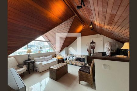 Casa de condomínio para alugar com 350m², 4 quartos e 5 vagas Casa de condomínio para alugar com 350m², 4 quartos e 5 vagasSótão