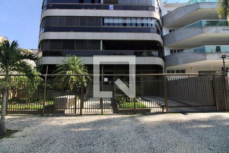 Apartamento à venda com 160m², 4 quartos e 3 vagas Apartamento à venda com 160m², 4 quartos e 3 vagasFachada e portaria