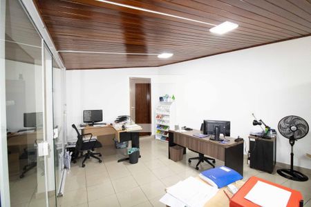 Casa à venda com 277m², 4 quartos e 2 vagas Casa à venda com 277m², 4 quartos e 2 vagasEscritório