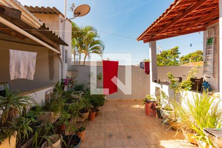 Casa à venda com 250m², 2 quartos e 3 vagas Casa à venda com 250m², 2 quartos e 3 vagasQuintal