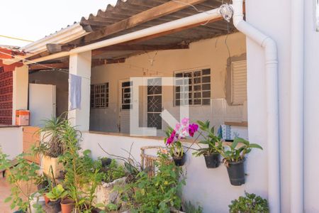 Casa à venda com 250m², 2 quartos e 3 vagas Casa à venda com 250m², 2 quartos e 3 vagasFachada da Edícula