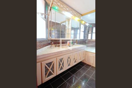 Apartamento à venda com 600m², 4 quartos e 5 vagasBanheiro da Suíte 4