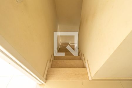 Escada de casa de condomínio para alugar com 2 quartos, 52m² em Guaratiba, Rio de Janeiro