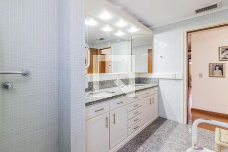 Apartamento à venda com 227m², 3 quartos e 2 vagasBanheiro da Suite