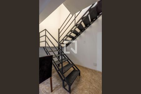 Apartamento para alugar com 88m², 3 quartos e sem vagaEscada