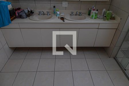 Apartamento à venda com 275m², 3 quartos e 2 vagas Apartamento à venda com 275m², 3 quartos e 2 vagasBanheiro da Suíte 2