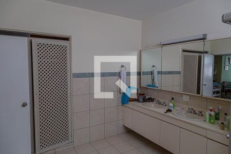 Apartamento à venda com 275m², 3 quartos e 2 vagas Apartamento à venda com 275m², 3 quartos e 2 vagasBanheiro da Suíte 2