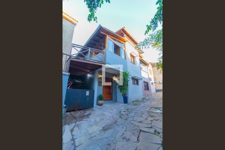 Casa de condomínio à venda com 177m², 3 quartos e 2 vagas Casa de condomínio à venda com 177m², 3 quartos e 2 vagasFachada