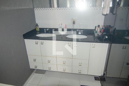 Apartamento à venda com 250m², 4 quartos e 2 vagas Apartamento à venda com 250m², 4 quartos e 2 vagasBanheiro do Quarto 1