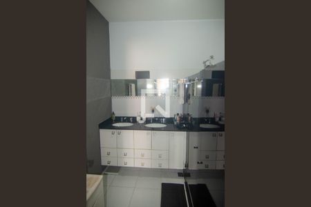 Apartamento à venda com 250m², 4 quartos e 2 vagas Apartamento à venda com 250m², 4 quartos e 2 vagasBanheiro do Quarto 1