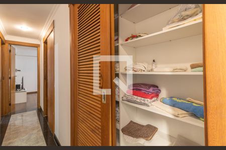 Apartamento para alugar com 183m², 3 quartos e 4 vagasCorredor - armário