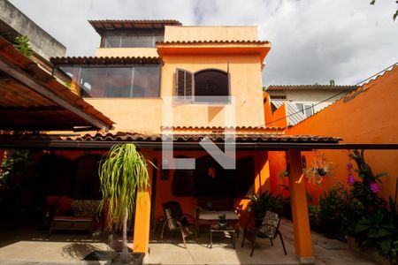 Casa de condomínio à venda com 180m², 4 quartos e 3 vagasQuintal