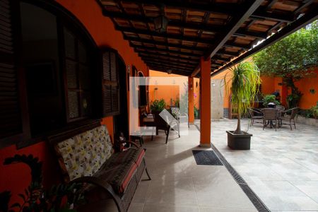 Casa de condomínio à venda com 180m², 4 quartos e 3 vagasQuintal