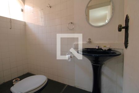 Casa à venda com 647m², 5 quartos e 8 vagasBanheiro do salão de festa