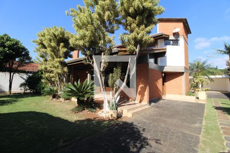 Casa para alugar com 340m², 3 quartos e 8 vagasFachada