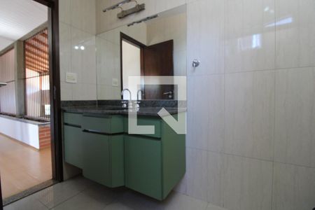 Casa para alugar com 340m², 3 quartos e 8 vagasBanheiro comum