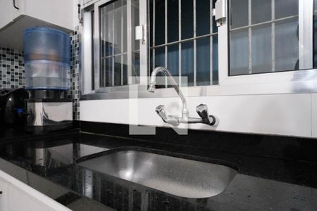 Casa à venda com 169m², 4 quartos e 2 vagas Casa à venda com 169m², 4 quartos e 2 vagasCozinha