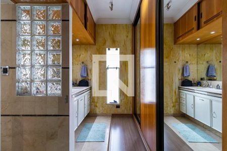 Casa à venda com 545m², 5 quartos e 4 vagas Casa à venda com 545m², 5 quartos e 4 vagas2o. Andar - Closet da Suíte 1