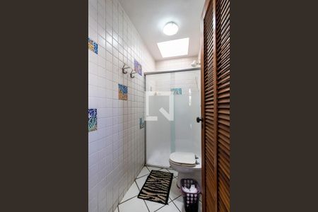 Casa à venda com 545m², 5 quartos e 4 vagas Casa à venda com 545m², 5 quartos e 4 vagas1o. Andar - Banheiro da Churrasqueira