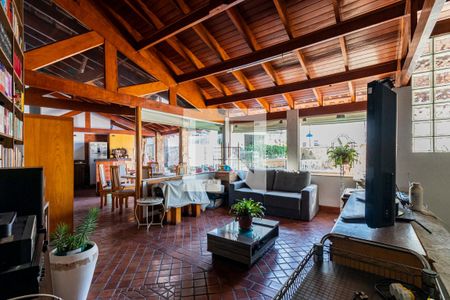 Casa à venda com 545m², 5 quartos e 4 vagas Casa à venda com 545m², 5 quartos e 4 vagas1o. Andar - Sala de TV da Churrasqueira