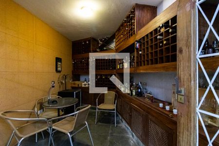 Casa à venda com 545m², 5 quartos e 4 vagas Casa à venda com 545m², 5 quartos e 4 vagasSubsolo - Adega