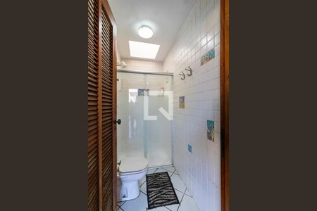 Casa à venda com 545m², 5 quartos e 4 vagas Casa à venda com 545m², 5 quartos e 4 vagas1o. Andar - Banheiro da Churrasqueira