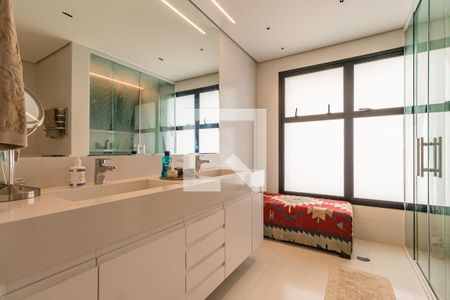 Apartamento à venda com 360m², 3 quartos e 5 vagas Apartamento à venda com 360m², 3 quartos e 5 vagasBanheiro 1 da Suíte 3