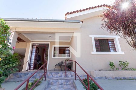 Casa à venda com 195m², 3 quartos e 4 vagas Casa à venda com 195m², 3 quartos e 4 vagasFachada