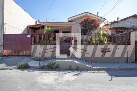 Casa à venda com 195m², 3 quartos e 4 vagas Casa à venda com 195m², 3 quartos e 4 vagasFachada