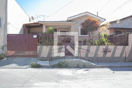 Casa à venda com 195m², 3 quartos e 4 vagas Casa à venda com 195m², 3 quartos e 4 vagasFachada