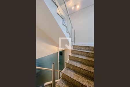 Casa à venda com 140m², 3 quartos e 4 vagasEscada de Acesso á Garagem