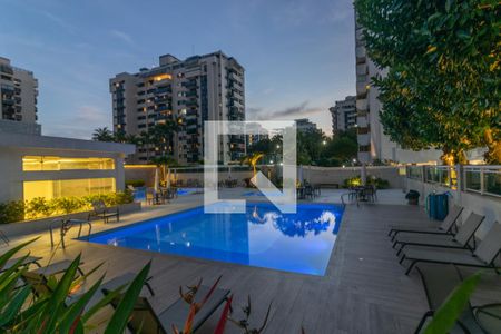 Apartamento à venda com 270m², 4 quartos e 2 vagas Apartamento à venda com 270m², 4 quartos e 2 vagasÁrea comum - Piscina