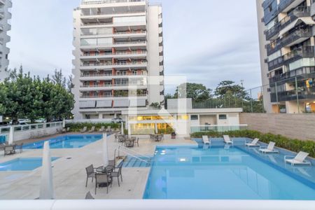 Apartamento à venda com 270m², 4 quartos e 2 vagas Apartamento à venda com 270m², 4 quartos e 2 vagasÁrea comum - Piscina