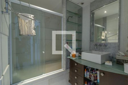 Apartamento à venda com 270m², 4 quartos e 2 vagas Apartamento à venda com 270m², 4 quartos e 2 vagasSuíte Master - Banheiro
