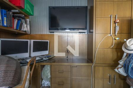 Apartamento à venda com 270m², 4 quartos e 2 vagas Apartamento à venda com 270m², 4 quartos e 2 vagasEscritório