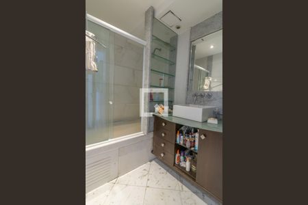 Apartamento à venda com 270m², 4 quartos e 2 vagas Apartamento à venda com 270m², 4 quartos e 2 vagasBanheiro Social