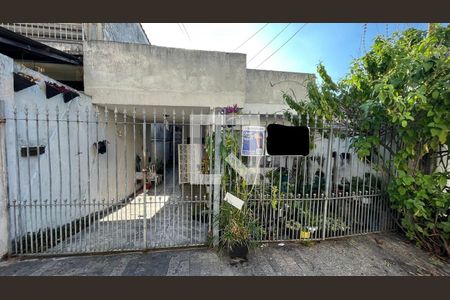 Casa à venda com 138m², 4 quartos e 1 vaga Casa à venda com 138m², 4 quartos e 1 vagaFachada