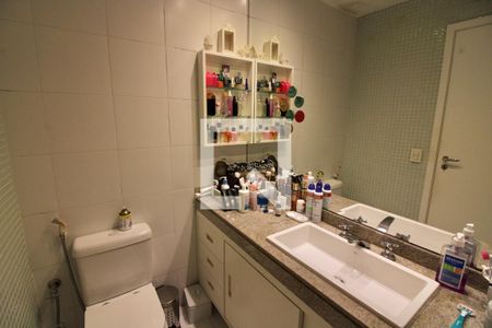 Apartamento à venda com 206m², 5 quartos e 3 vagas Apartamento à venda com 206m², 5 quartos e 3 vagasBanheiro da Suíte 1