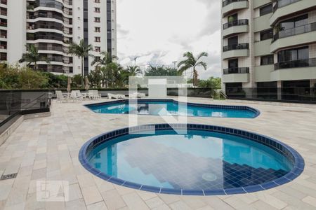 Apartamento à venda com 178m², 3 quartos e 3 vagas Apartamento à venda com 178m², 3 quartos e 3 vagasÁrea Comum - Piscina