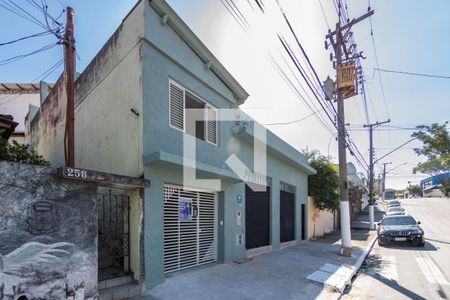 Casa à venda com 250m², 3 quartos e 3 vagas Casa à venda com 250m², 3 quartos e 3 vagasFachada