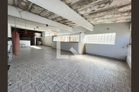 Casa à venda com 325m², 2 quartos e 4 vagas Casa à venda com 325m², 2 quartos e 4 vagasÁrea externa